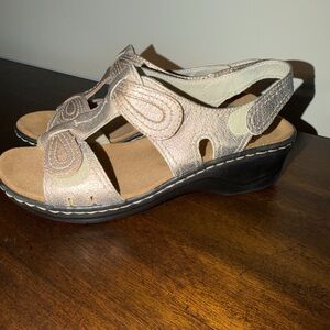 CLARKS New without Box Lexi Walnut Wedge Sandal Shoes Gold metallic Size 6W
